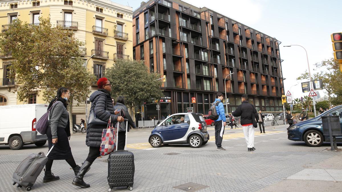 Al fondo, el edificio de apartamentos premium por meses Archie, junto al Arc de Triomf, y que se estrenarán en enero.