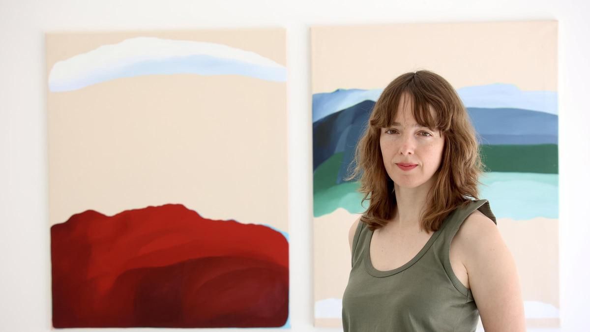 La artista Alejandra Freymann frente a parte de su exposición en Artnueve.