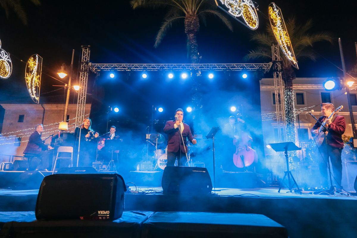 Fotogalería | Así fue el concierto de The Lucky Duckies en la plaza de España de Mérida