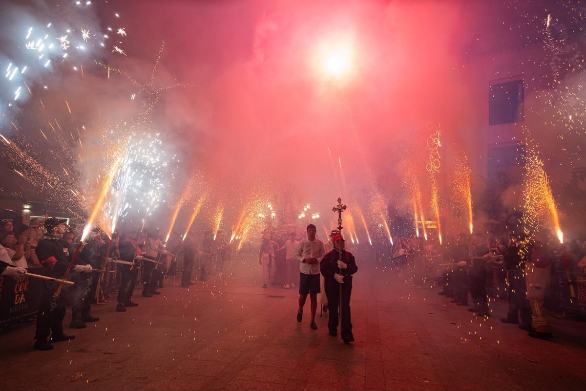 Entrada de la Processó del Foc a la iglesia de San Andrés, con la imagen de la Divina Aurora entre los cohetes.