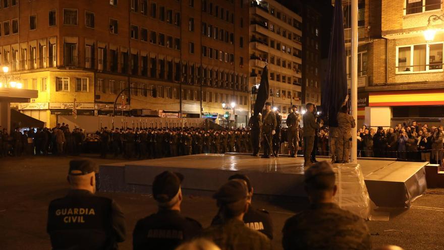 Oviedo se prepara para el desfile de las Fuerzas Armadas: numeroso público sigue el ensayo general nocturno