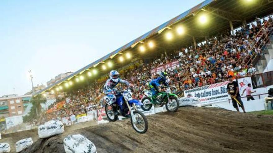 El público se volcó con la primera prueba del Nacional de supercross, disputada en el antiguo Pepico Amat de Elda.