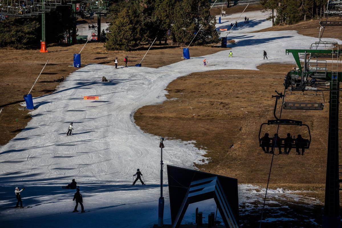 El aumento de las temperaturas significa que la gran mayoría de las estaciones de esquí del mundo ya dependen de la nieve artificial para aumentar la capa de nieve y prolongar la temporada, pero una racha récord de clima templado a fines de diciembre significa que incluso la nieve artificial ya no es posible en algunas áreas como en La Molina