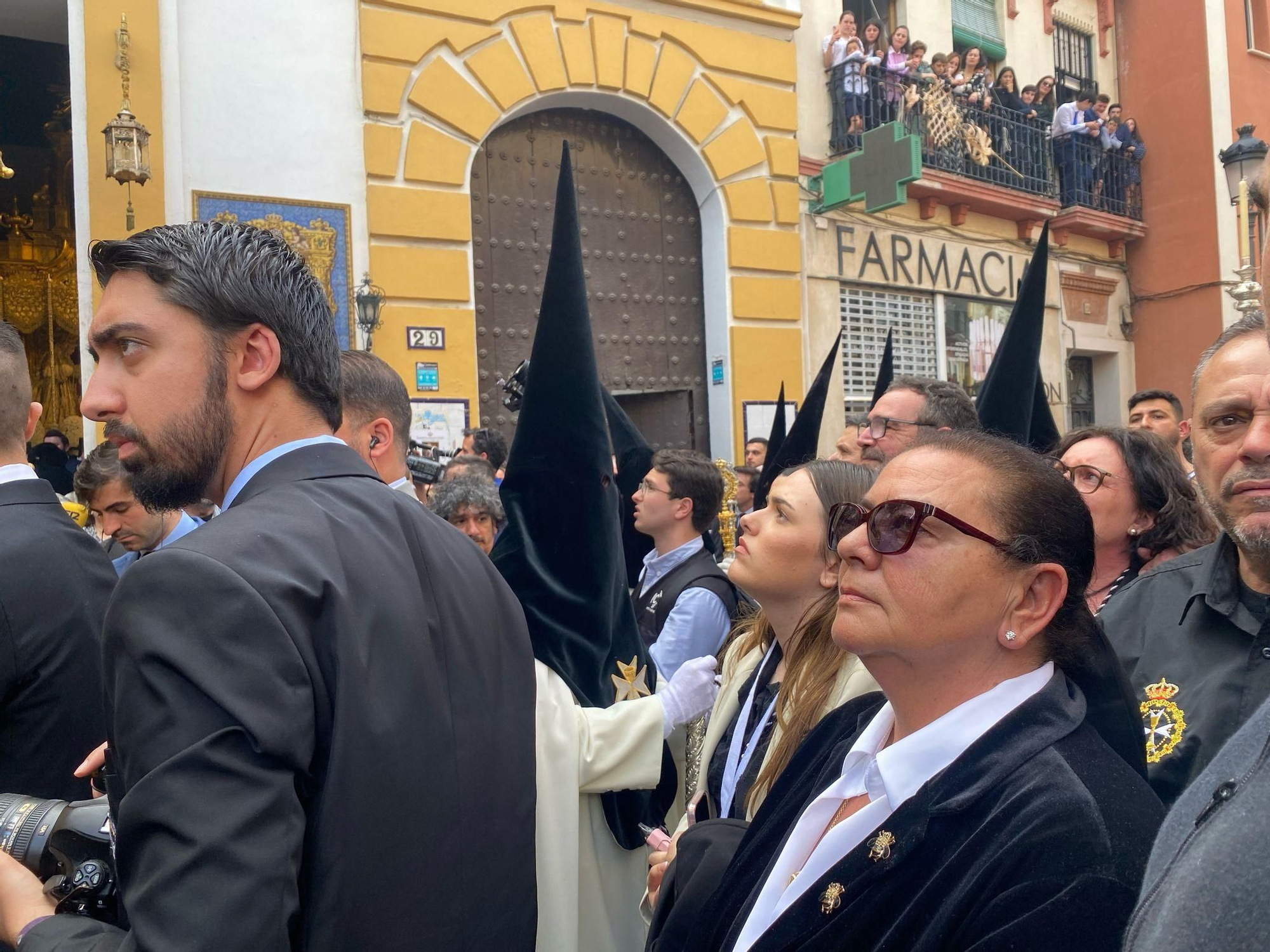 María del Monte presencia la salida del Misterio de Montesión en primera fila