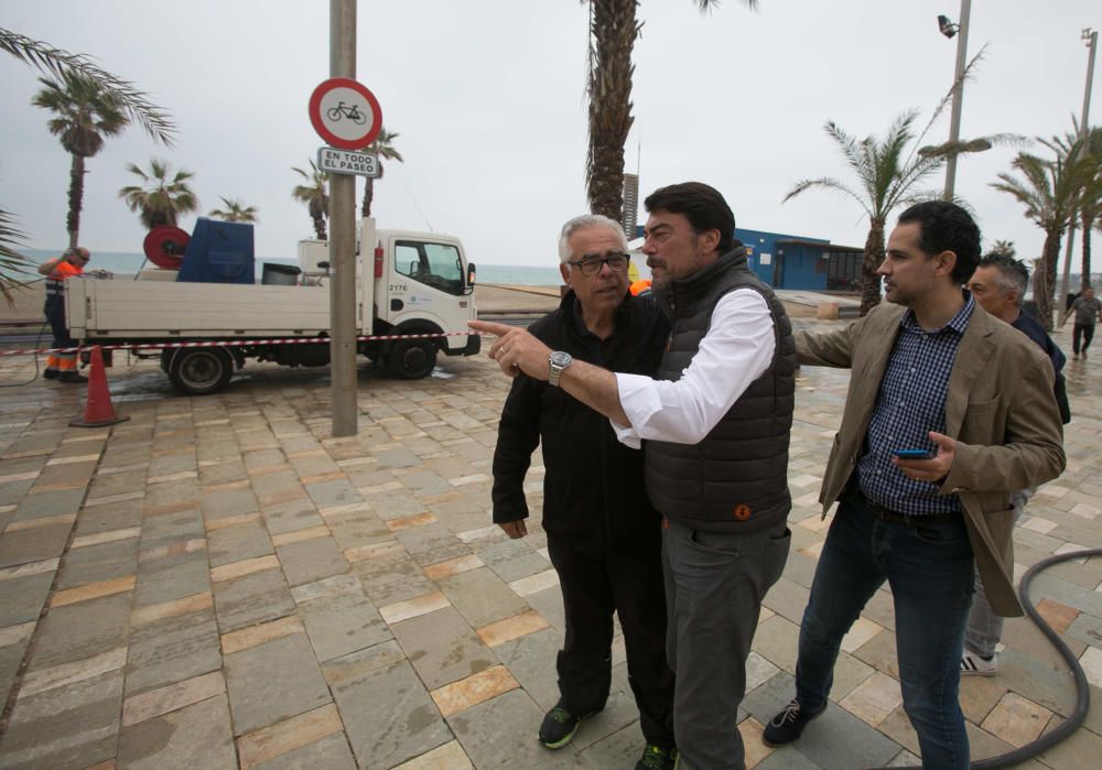 Imágenes de la playa de San Juan, donde la lluvia ha ocasionado serios daños en el arenal y el paseo peatonal.