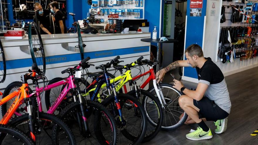 El desconfinamiento pone de moda la bici y satura los talleres