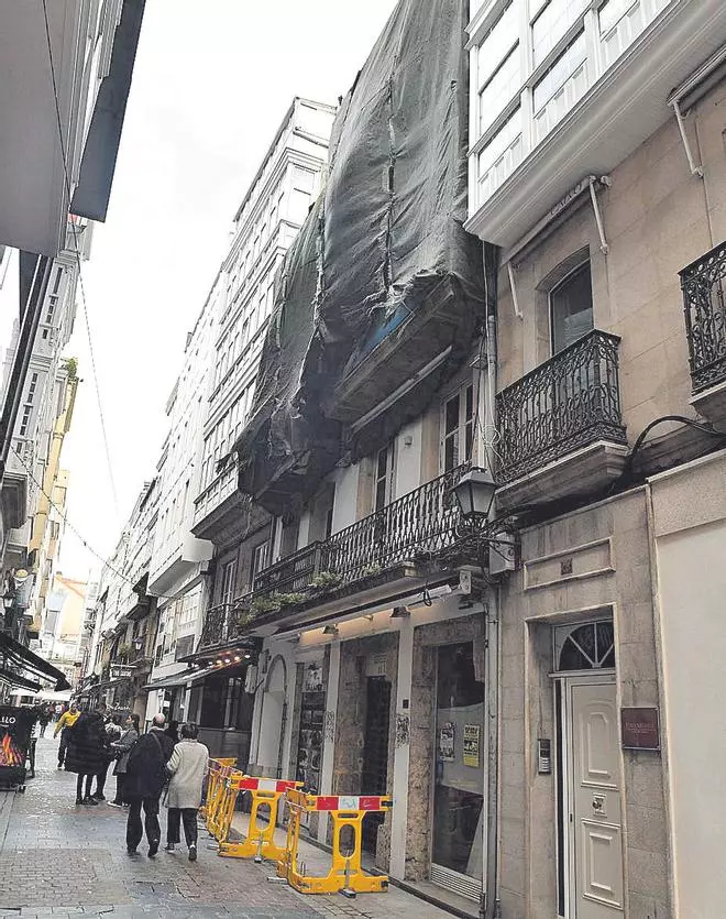 El edificio de A Coruña en el que están los murales de Lugrís, un laberinto de hipotecas y embargos