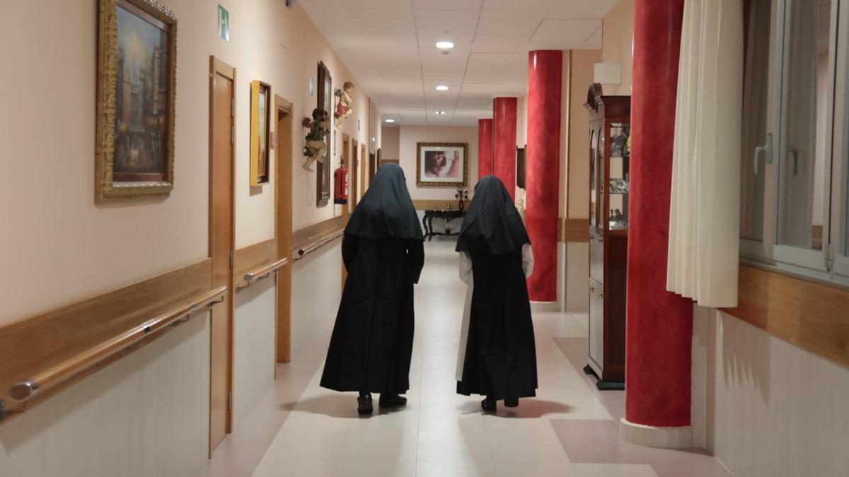 Dos monjas de la residencia de Santa Marta, en Vigo.