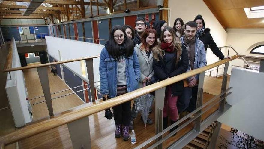 El grupo de estudiantes que visitó el centro.