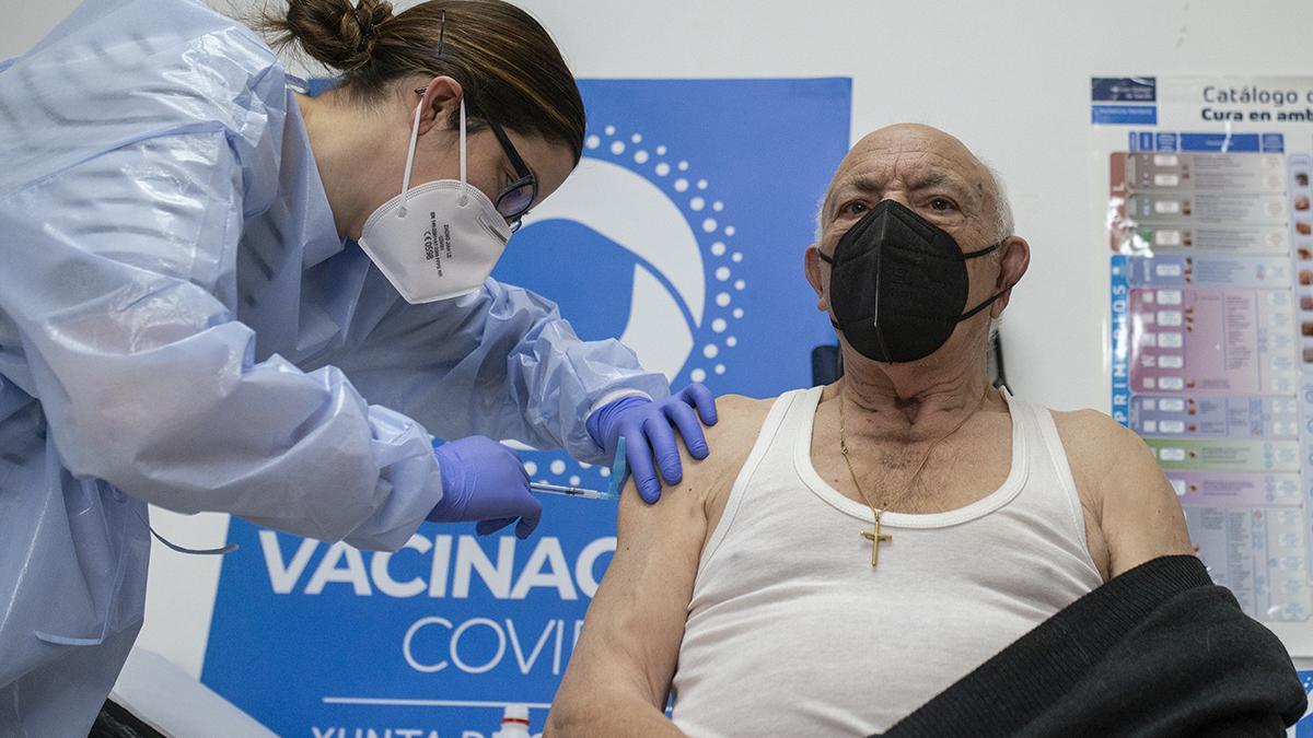 Un hombre de más de 80 años recibe la vacuna, en O Carballiño