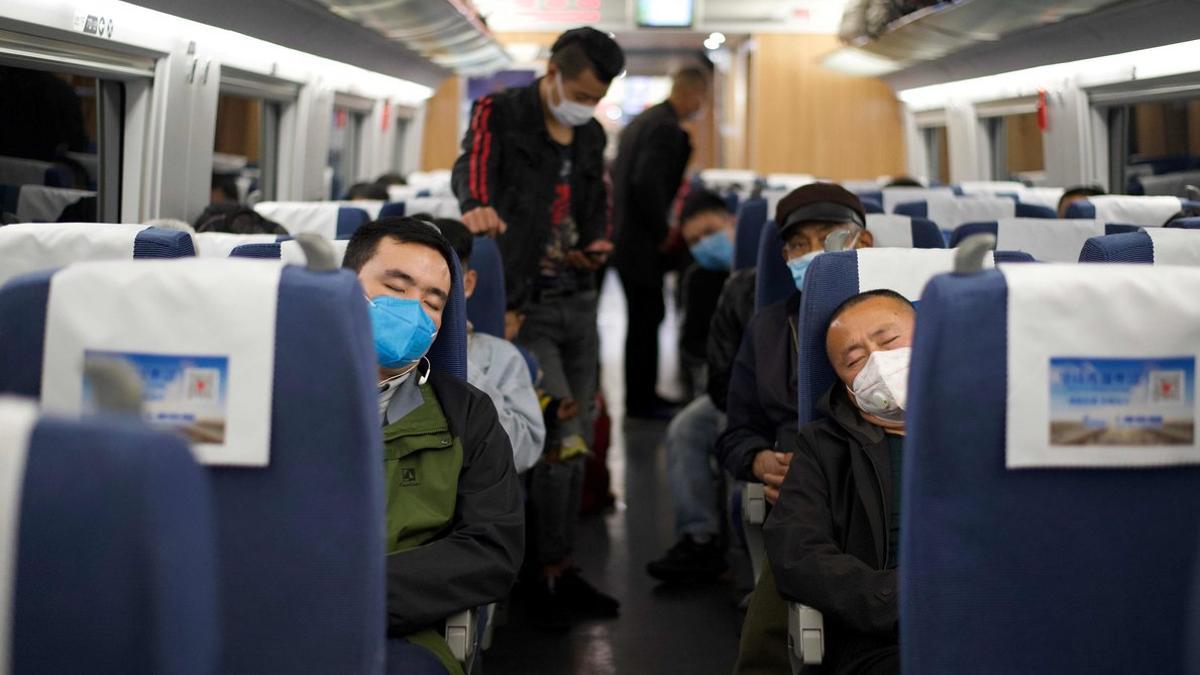 Pasajeros con mascarillas en un tren en Hubei, este miércoles.