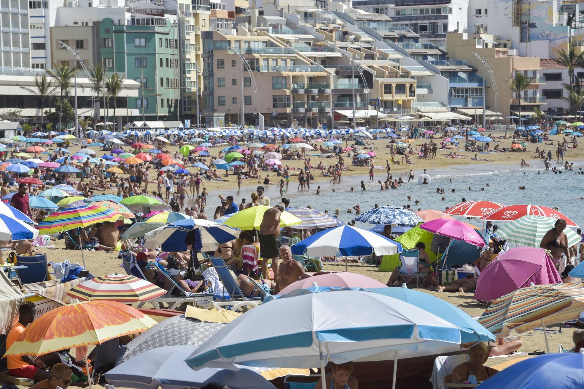 Lleno en la playa de Las Canteras en el último domingo de agosto