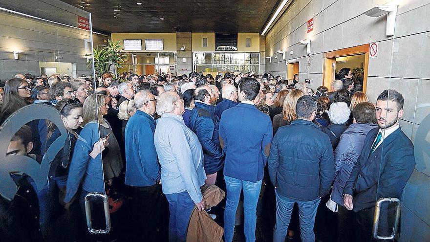 Un funeral multitudinario y tenso