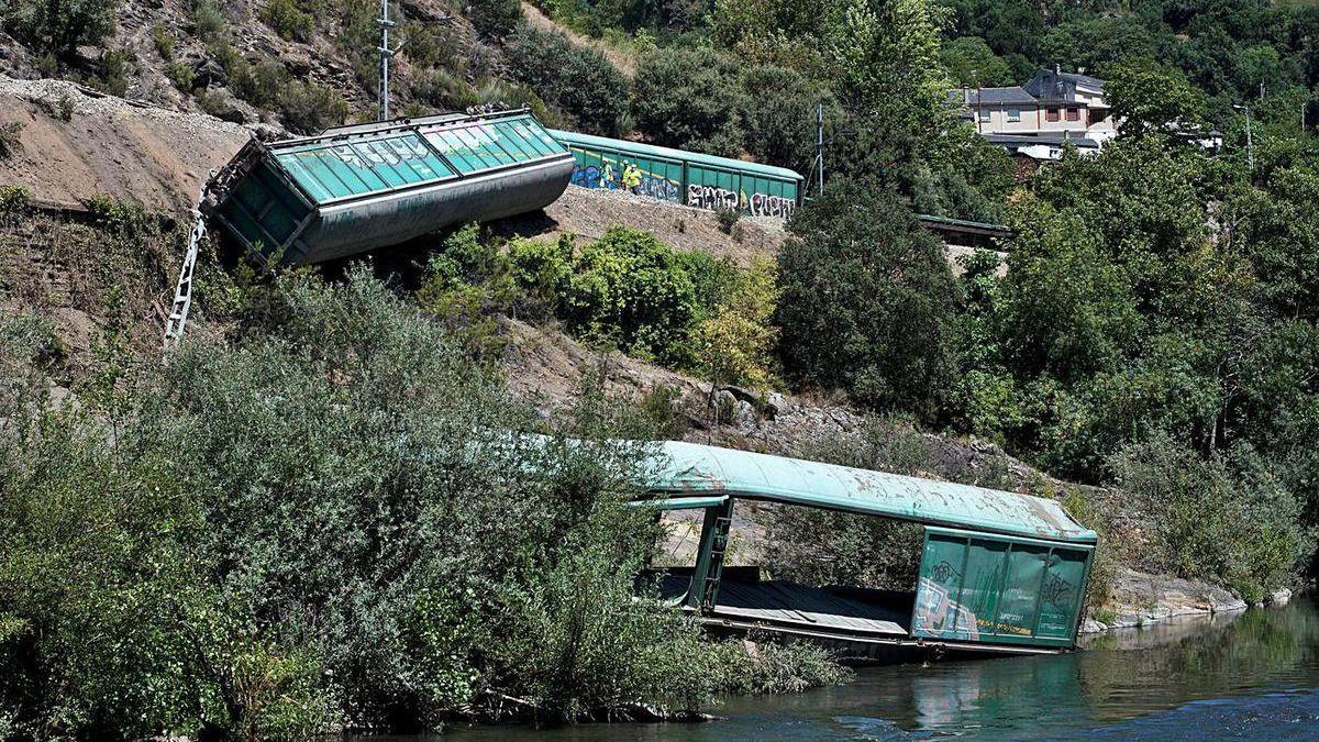 Vagones del tren de mercancías descarrilado en julio, en el talud del Sil.