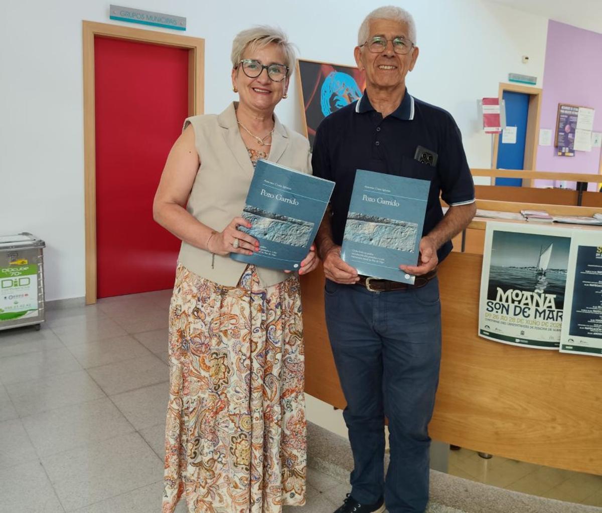 La edil Coral Ríos y el investigador Antonio Costa con el libro. | FDV