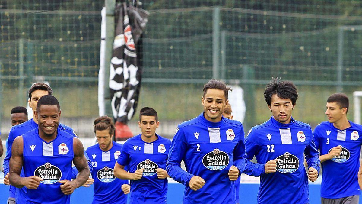 Los jugadores deportivistas, durante el entrenamiento de ayer en Abegondo.