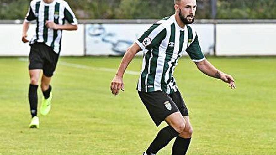 Una jugada del partit del Peralada contra l&#039;Al-Arabi.