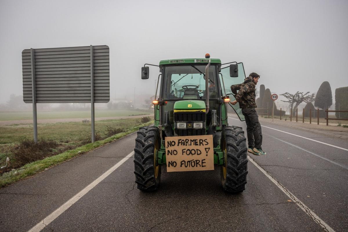 Agricultores catalanes bloquean la A-2 a la altura de Fondarella (Pla dUrgell) con sus tractores durante las protestas para pedir mejores condiciones para el sector