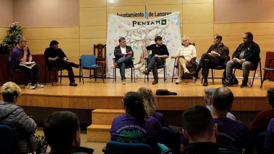 El debate político celebrado ayer en la Casa de la Cultura de La Felguera.