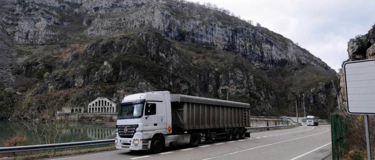 Camiones transportando carbón a León por el puerto de Tarna.