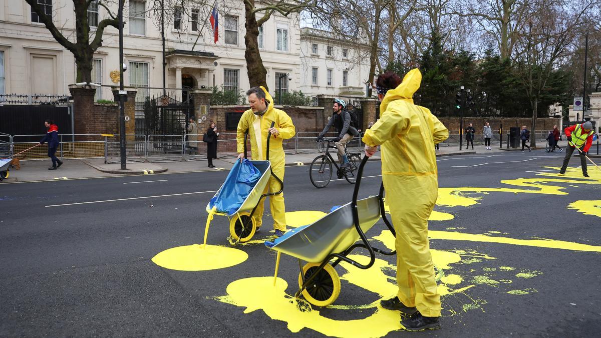 Activistas pintan la bandera de Ucrania frente a la embajada rusa en Londres