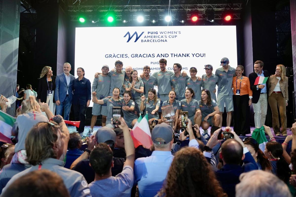 Las mujeres del Luna Rossa Prada Pirelli con el trofeo tras ganar la Copa América femenina.