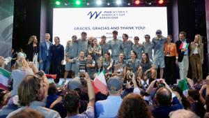Las mujeres del Luna Rossa Prada Pirelli con el trofeo tras ganar la Copa América femenina.