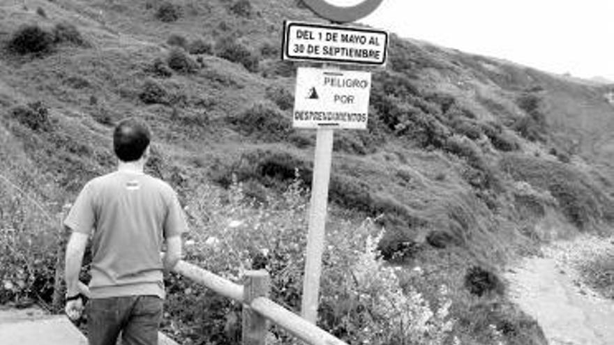 Cartel a la entrada de la playa de Rebolleres que alerta del peligro.