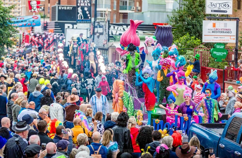 Más de 35.000 personas participan en una gran fiesta de disfraces que se celebra cada año el jueves siguiente a las Fiestas Mayores Patronales