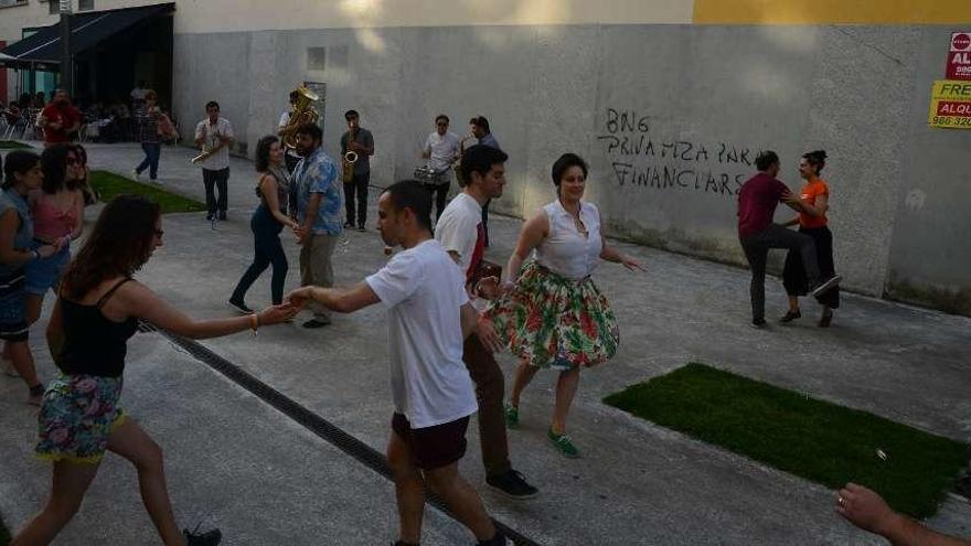 El inicio del pasacalles &quot;swing&quot;, en el entorno de la Praza Massó. // Gonzalo Núñez