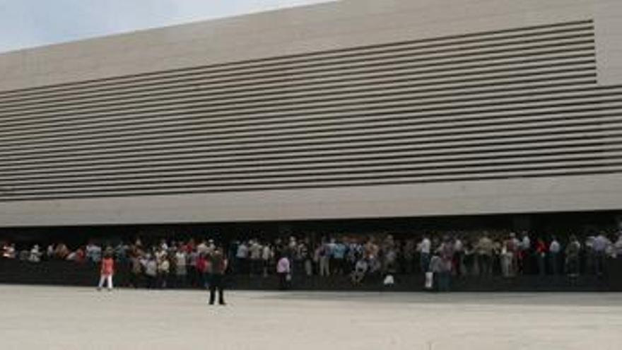 Largas colas para las entradas de la zarzuela