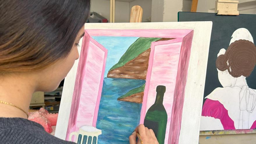Una alumna en una clase de pintura.