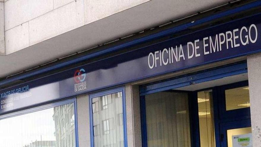 Cola del paro en una oficina de empleo de Pontevedra. // Rafa Vázquez