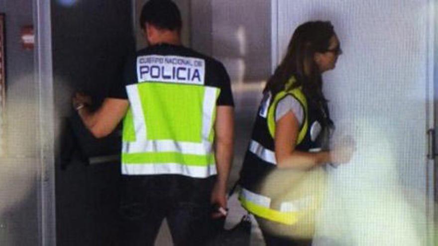 Agentes de policía durante el registro en Aido