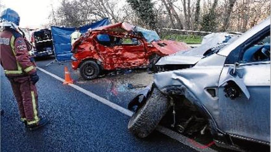 Estat en què van quedar els vehicles implicats en l&#039;accident mortal de la &quot;carretera de la vergonya&quot;.