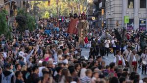 Ambiente familiar en el pasacalle de La Mercè entre la Rambla y plaza Sant Jaume. 