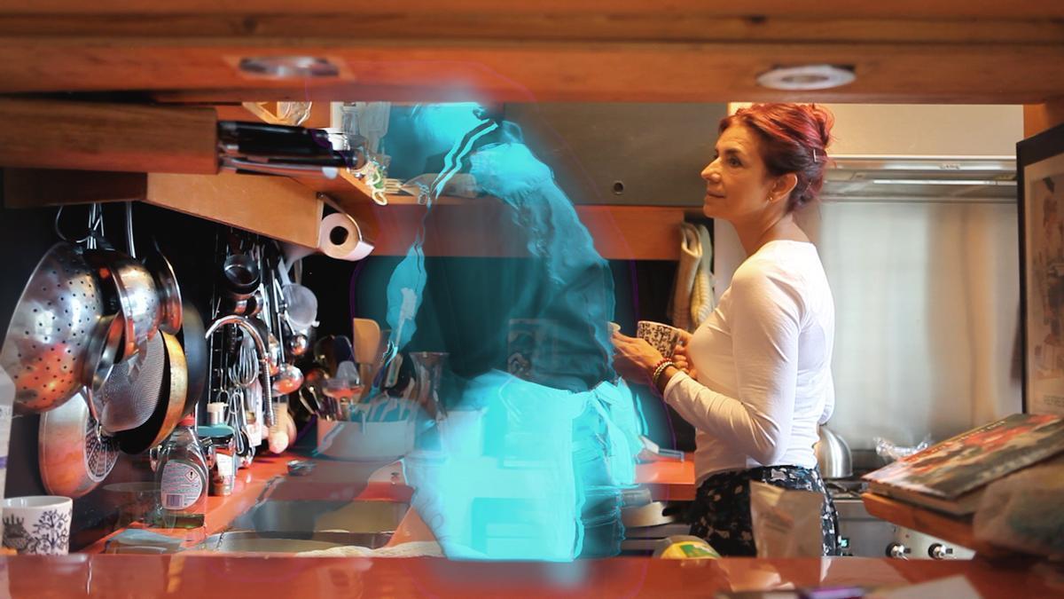 Alicia Framis y su holograma cocinando.
