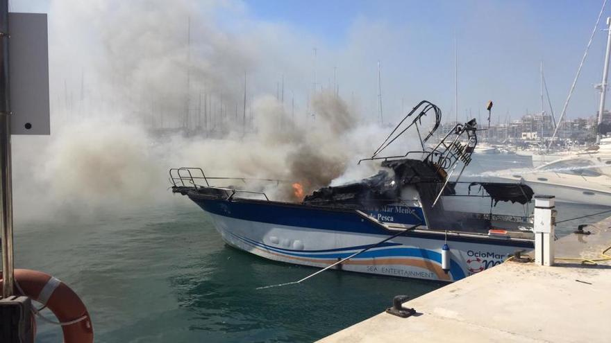 Espectacular incendio de un barco de recreo en el puerto de Marina Salinas de Torrevieja