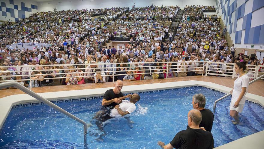 El acto del bautismo de los Testigos de Jehová celebrado este sábado en Benidorm.