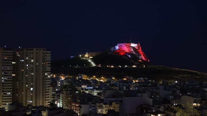 El castillo de Santa Bárbara se ilumina para apoyar a la Roja antes de la final del Mundial