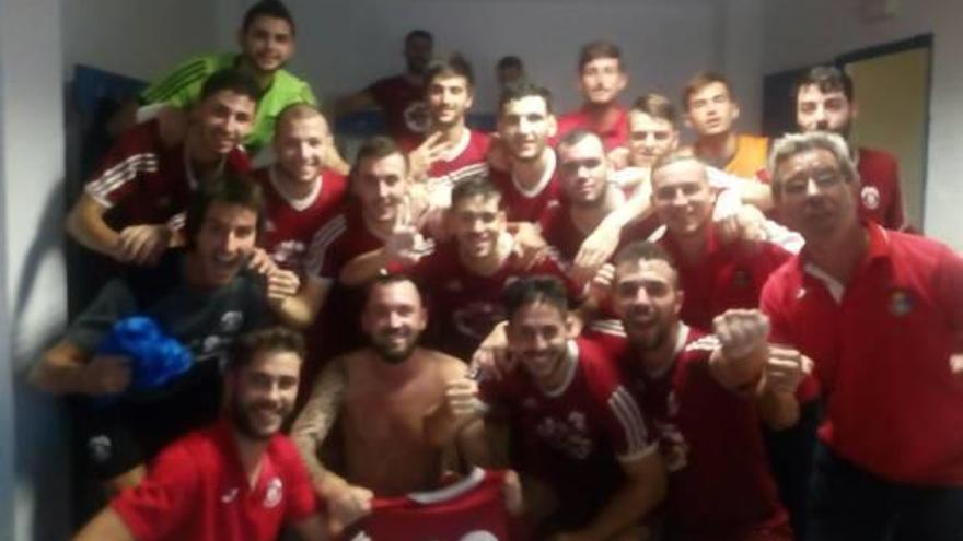 El equipo vallero celebra su éxito en el vestuario tras el partido.