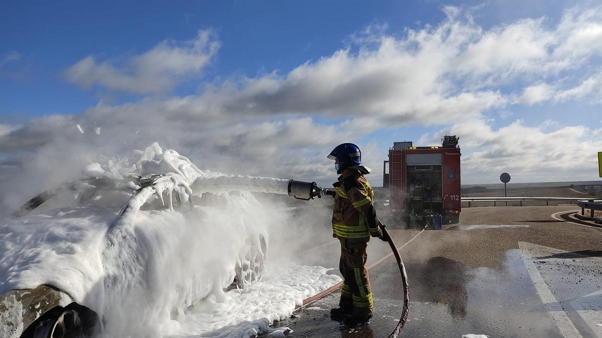 Los Bomberos de Toro extinguen el fuego que calcinó el vehículo