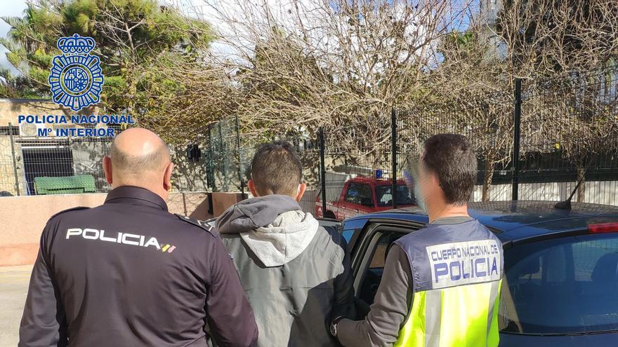 Detenido un ladrón en la Platja de Palma que escalaba las fachadas y rompía los cristales con un martillo