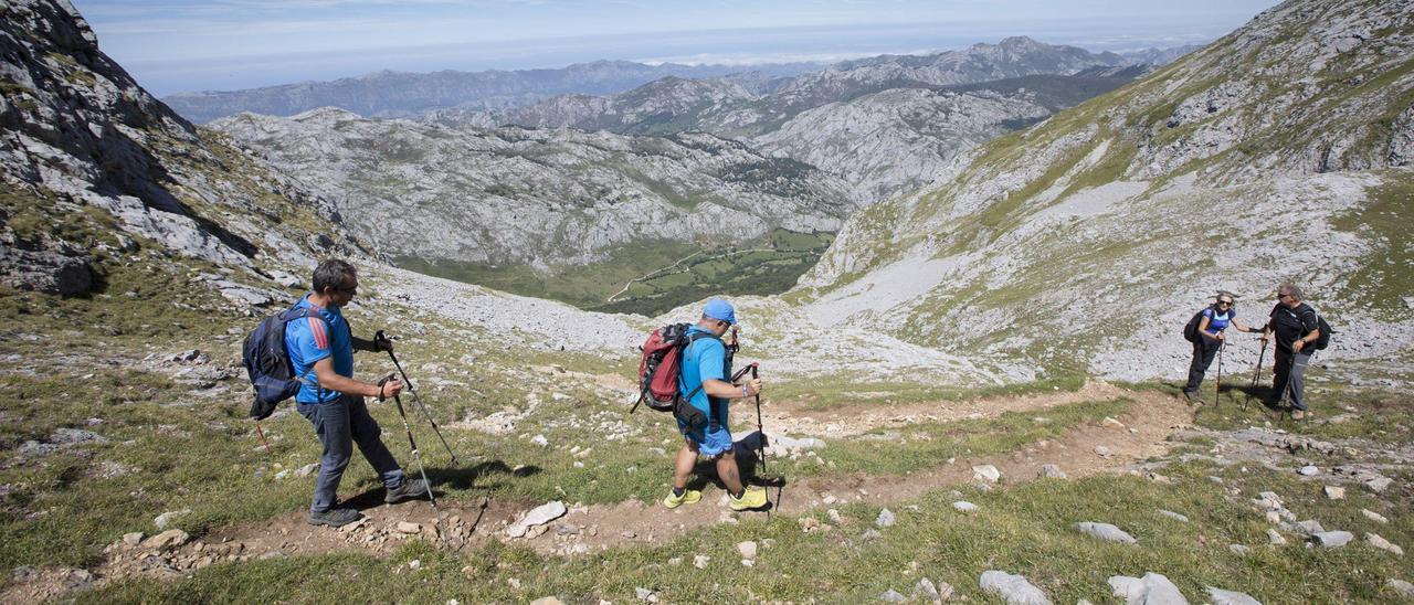 Un grupo de montañeros por Asturias