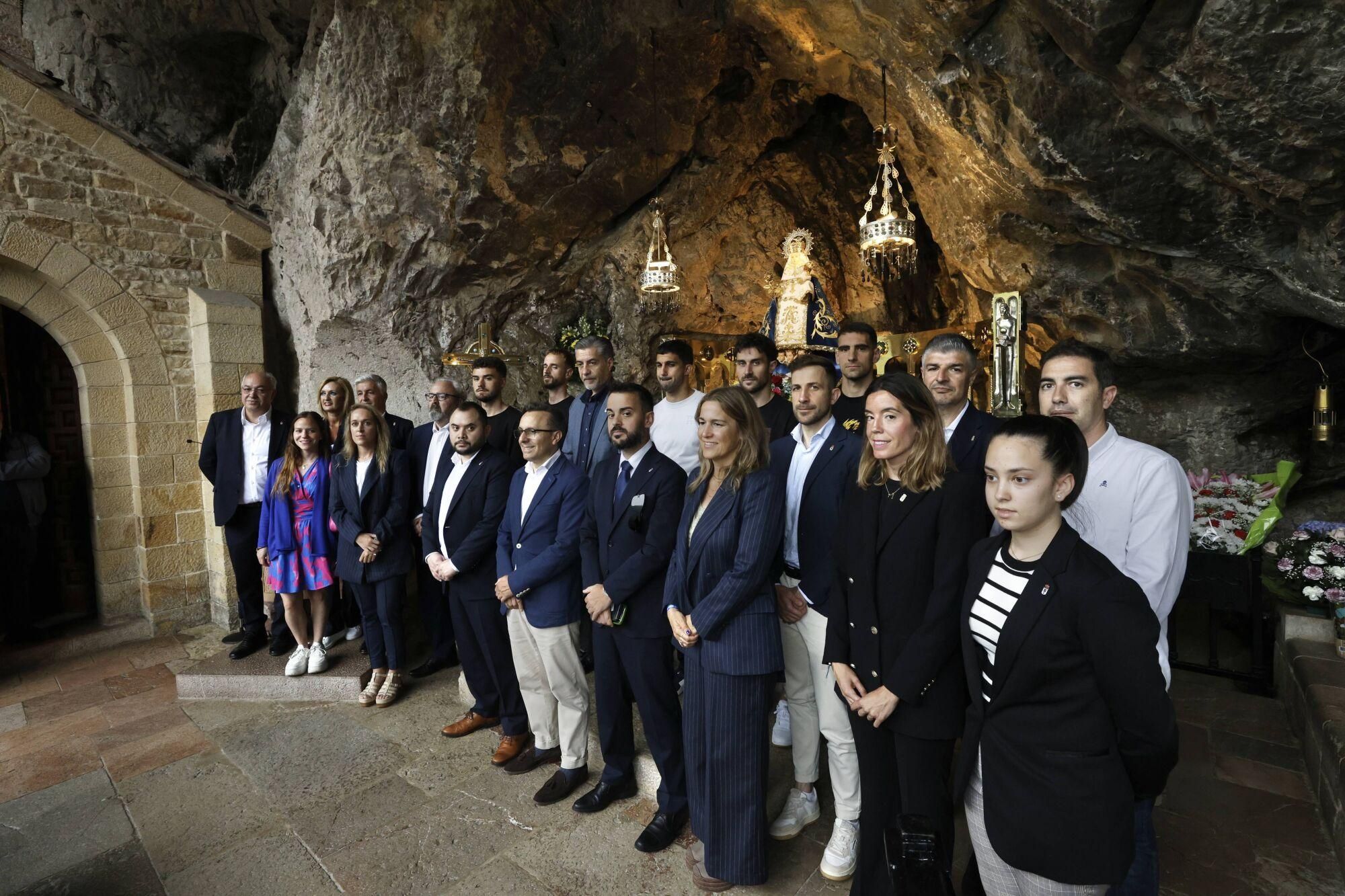 El conjunto carbayón visita a la Virgen de Covadonga