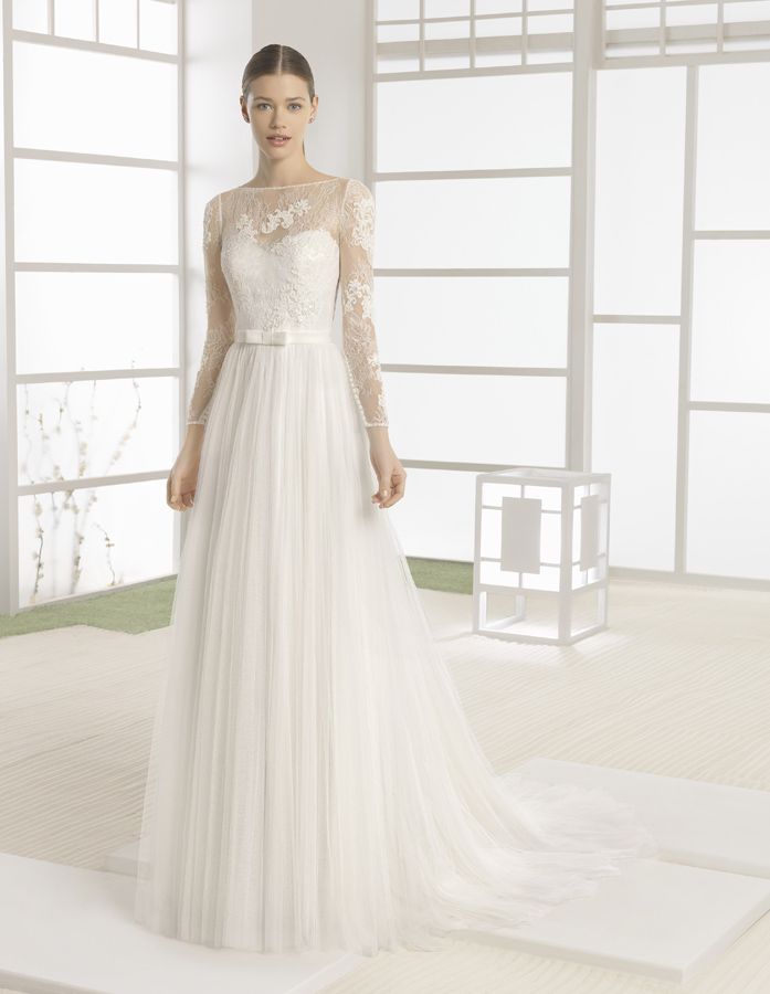 8 vestidos de novia con encaje: modelo con cuerpo de encaje y pedrería, con escote barco,  y falda de tul
