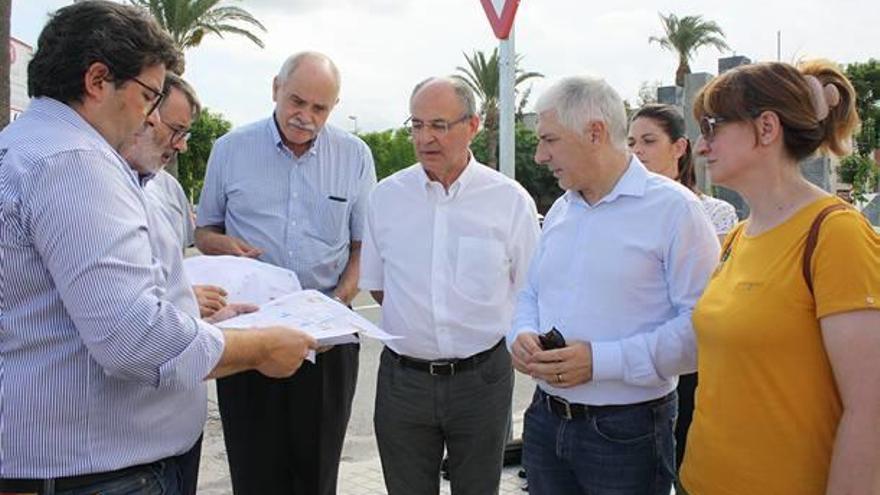 El director de Obras Públicas, el alcalde y los técnicos viendo los planos.