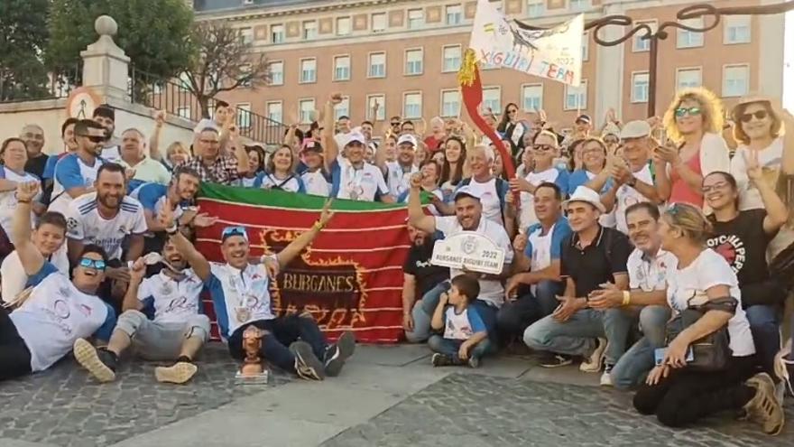 Los protagonistas de la carrera con familiares y amigos de Burganes.