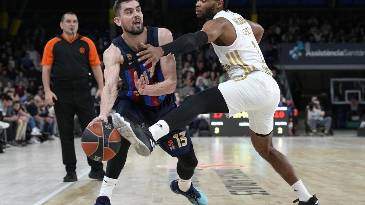 Satoransky intenta dar un pase ante la oposición de Walden.