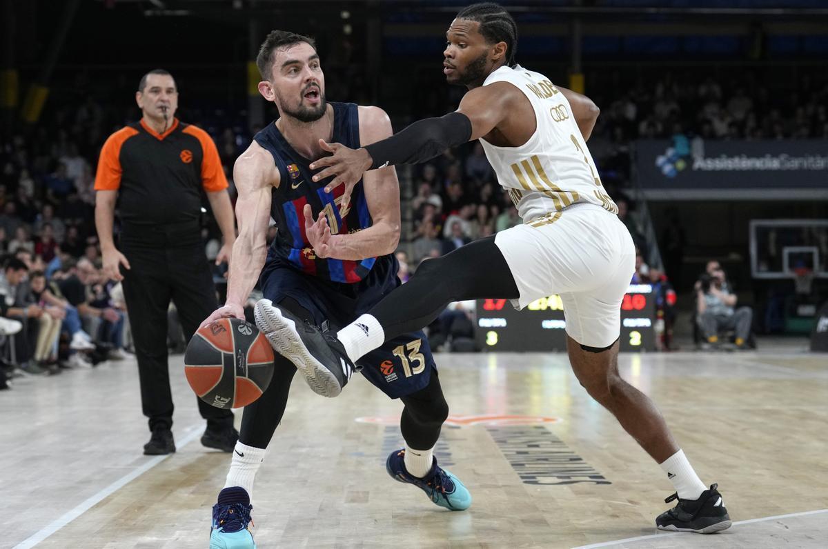 Satoransky intenta dar un pase ante la oposición de Walden.